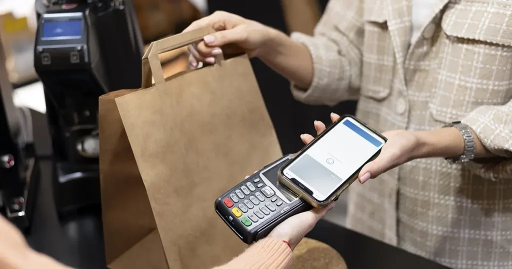 Persoon die voor een product betaalt