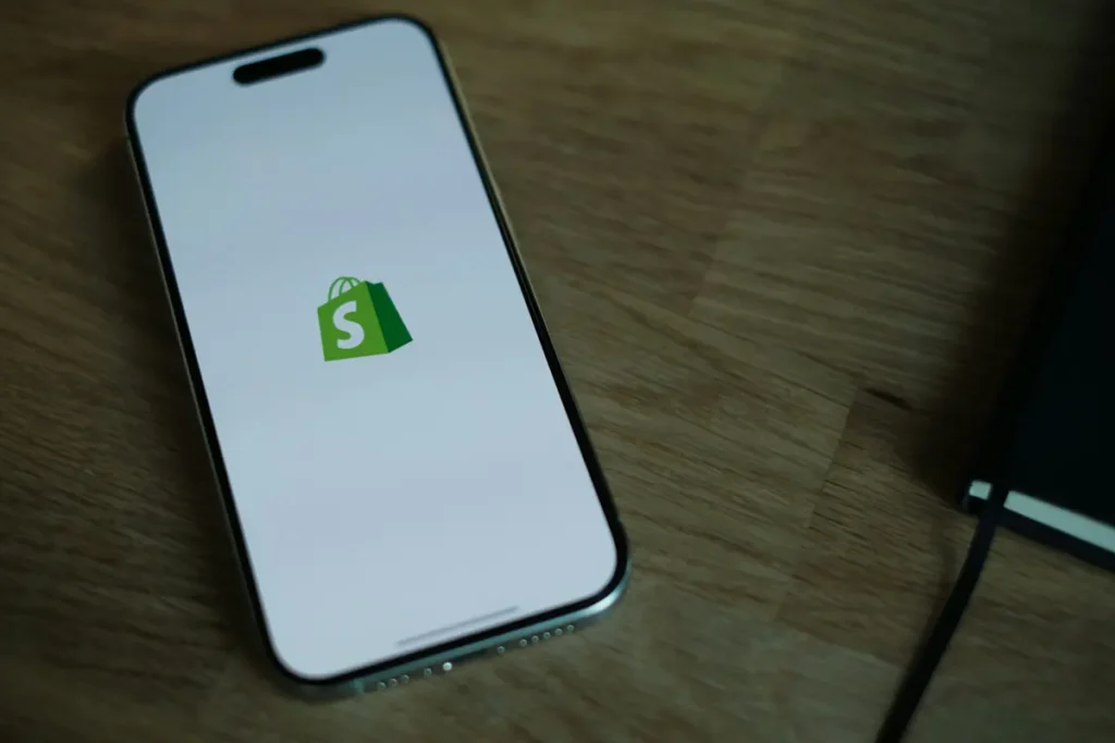 Mobiele telefoon met een Shopify-logo